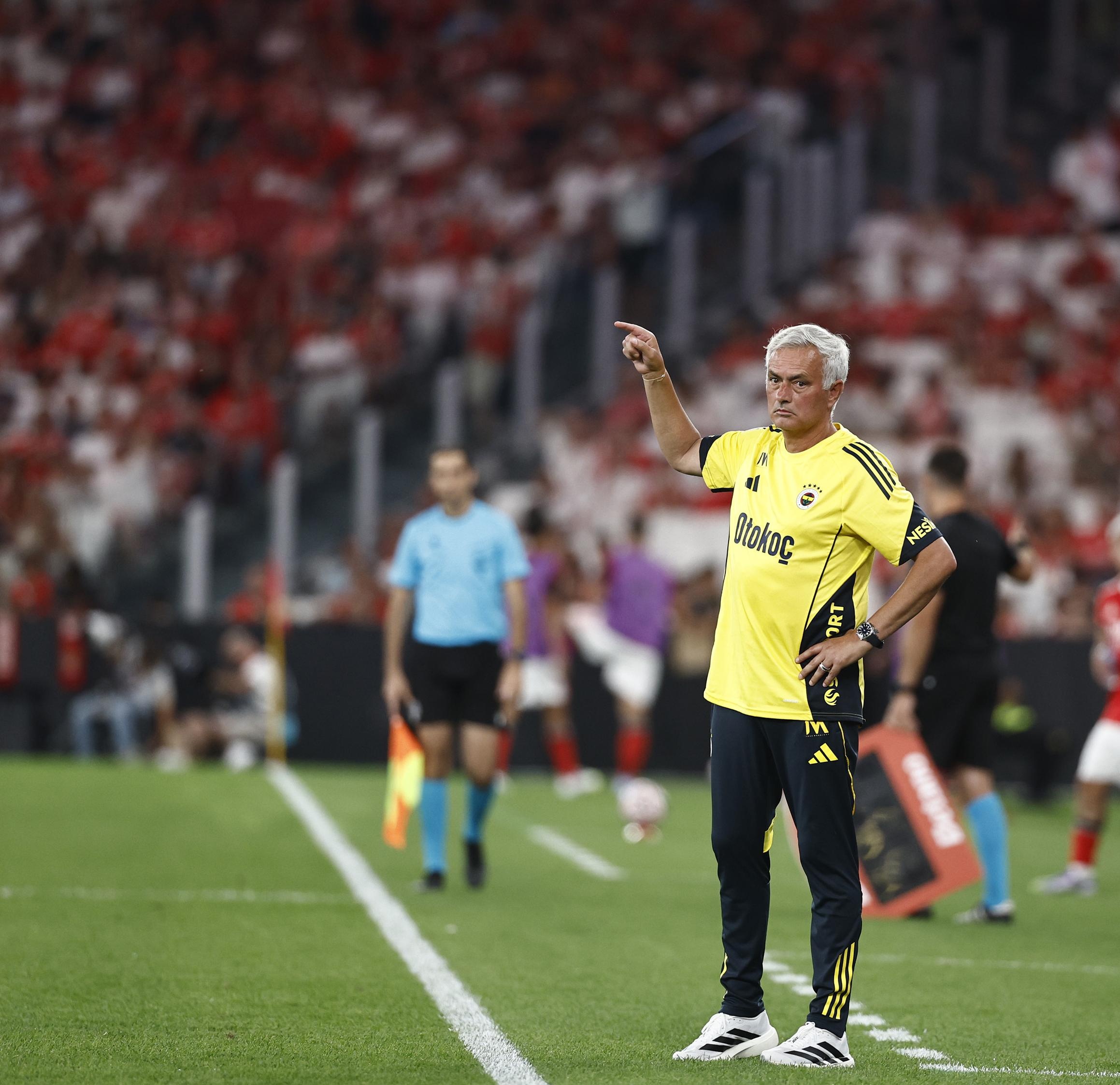 荷甲赛程吃紧；费耶诺德转会期调整名单；管理层满意；轮换策略成焦点